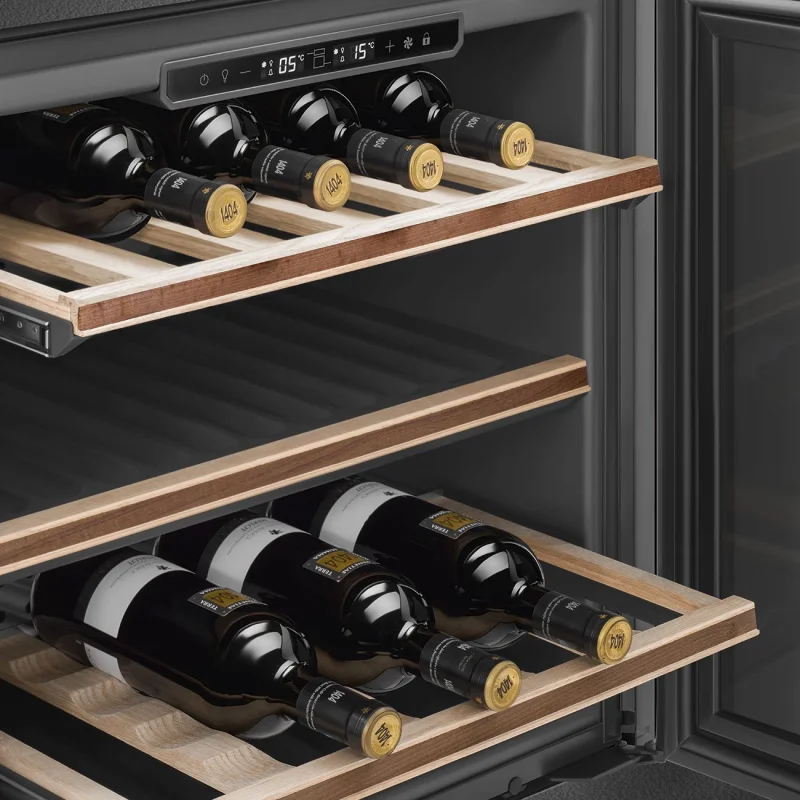 Виноохладители Виноохладител за вграждане Smeg CVI129B3