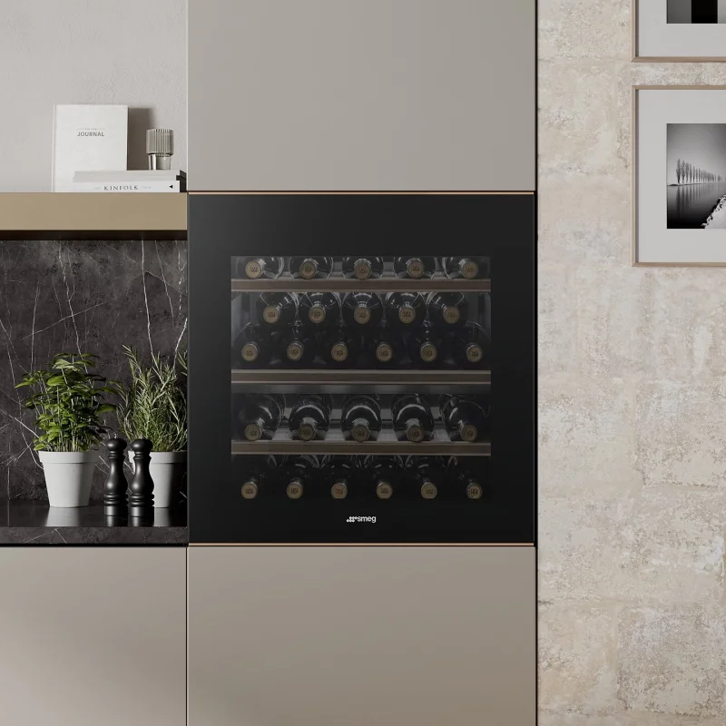 Виноохладители Виноохладител за вграждане Smeg CVI629NR3